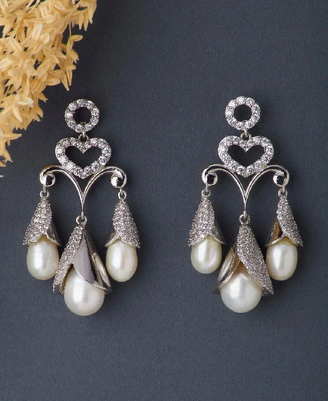 Hoop earrings with twisted leather for a chic and modern boho look-Graceful Heart Pearl hanging Earring