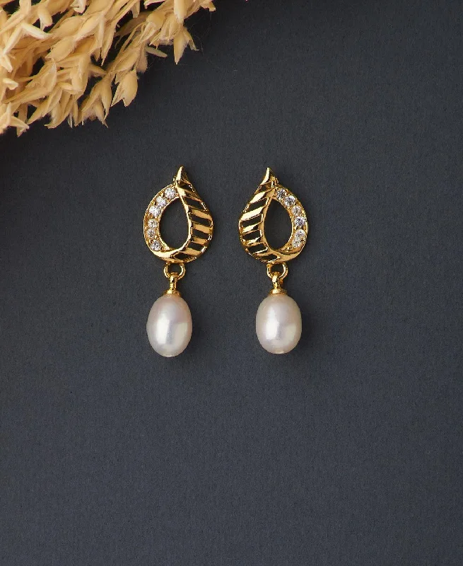 Best hoop earrings with minimal embellishments for a sleek and modern look-Leaf Real Pearl Hanging Earring